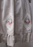 画像4: axes femme POETIQUE / ブロッキングベリー刺繍ワンピース  ベージュ Y-25-07-06-041-AX-OP-SZ-ZY (4)