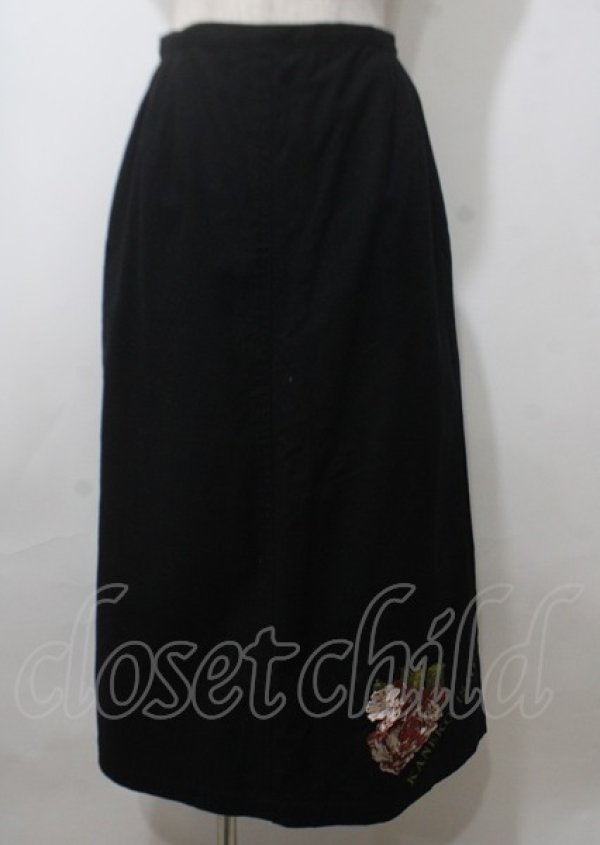 画像1: KANEKO ISAO / 裾薔薇刺繍デニムスカート  黒 Y-25-07-11-144-EL-SK-SZ-ZY (1)