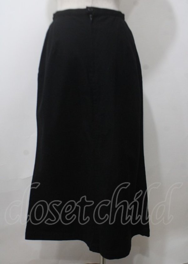 画像2: KANEKO ISAO / 裾薔薇刺繍デニムスカート  黒 Y-25-07-11-144-EL-SK-SZ-ZY (2)