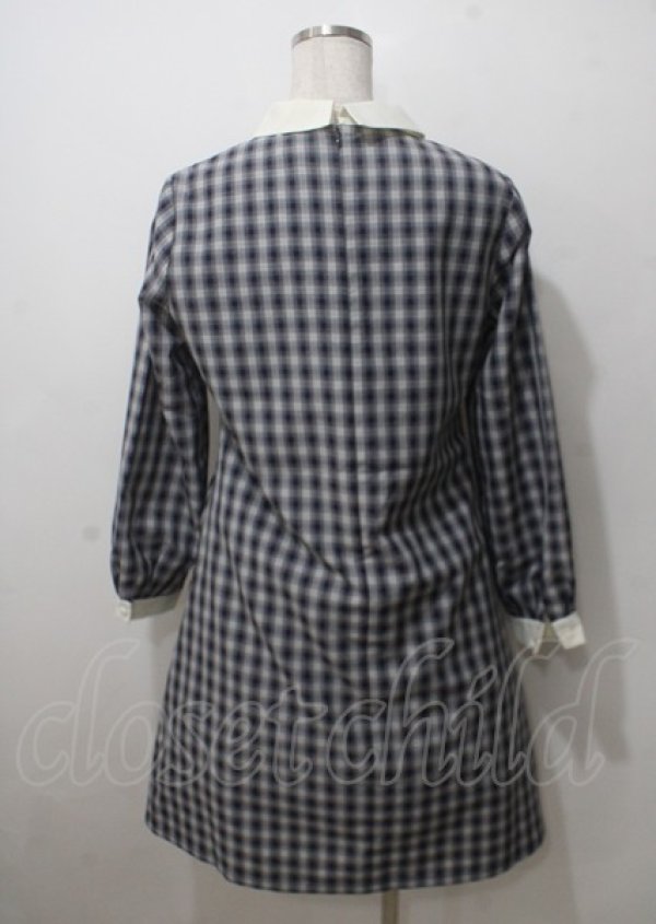 画像2: F i.n.t / クレリックチェックワンピース/ハローキティ F 紺 Y-25-07-12-063-CA-OP-SZ-ZI (2)