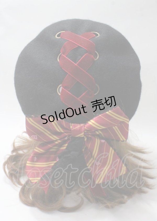 画像1: ATELIER PIERROT / ハリー・ポッター リボンブローチ付きレースアップベレー帽  グリフィンドール Y-25-07-12-010-EL-AC-SZ-ZY (1)