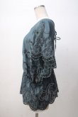 画像2: axes femme / 総刺繍Vネックブラウス M Bグリーン Y-25-07-14-055-AX-BL-SZ-ZI (2)