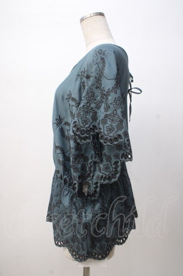 画像2: axes femme / 総刺繍Vネックブラウス M Bグリーン Y-25-07-14-055-AX-BL-SZ-ZI (2)