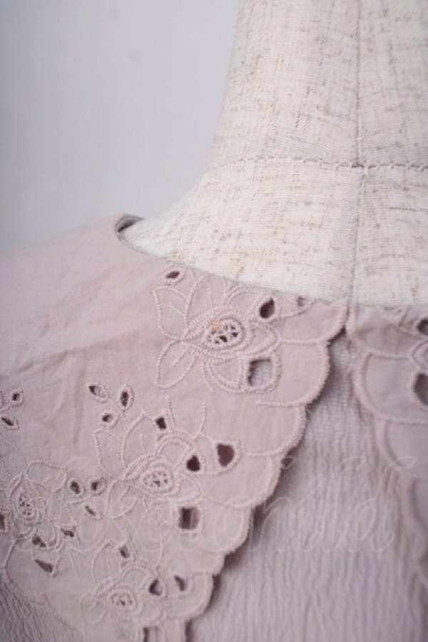 画像4: axes femme / 刺繍入りビッグカラーブラウス M 淡ピンク Y-25-07-14-067-AX-BL-SZ-ZI (4)