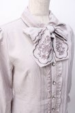 画像4: axes femme / 刺繍リボンブラウス  グレー Y-25-07-16-007-AX-BL-SZ-ZY (4)