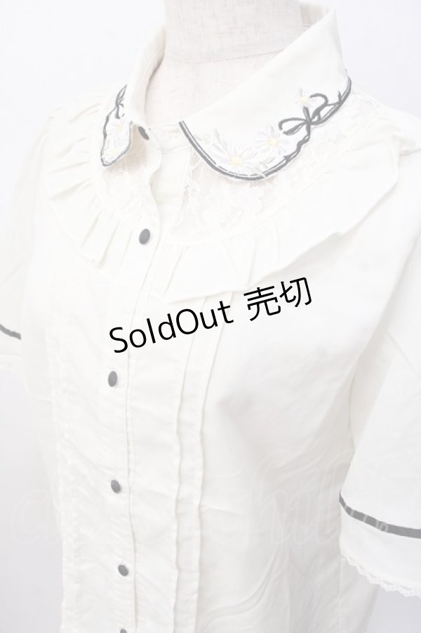 画像4: axes femme POETIQUE / フラワー刺繍襟半袖ブラウス  生成り Y-25-07-16-013-AX-BL-SZ-ZY (4)