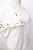 画像4: Fi.n.t / アザレア刺繍ハンカチケープブラウス  白 Y-25-07-16-015-CA-BL-SZ-ZY (4)