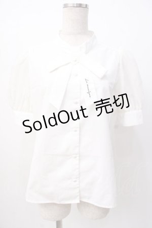 画像: Fi.n.t / シアースリーブロゴ刺繍ボウタイブラウス  白 Y-25-07-16-016-CA-BL-SZ-ZY
