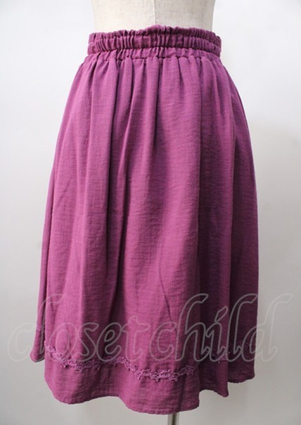 画像2: axes femme / 裾薔薇レース使いスカート  パープル Y-25-07-18-151-AX-SK-SZ-ZT480 (2)