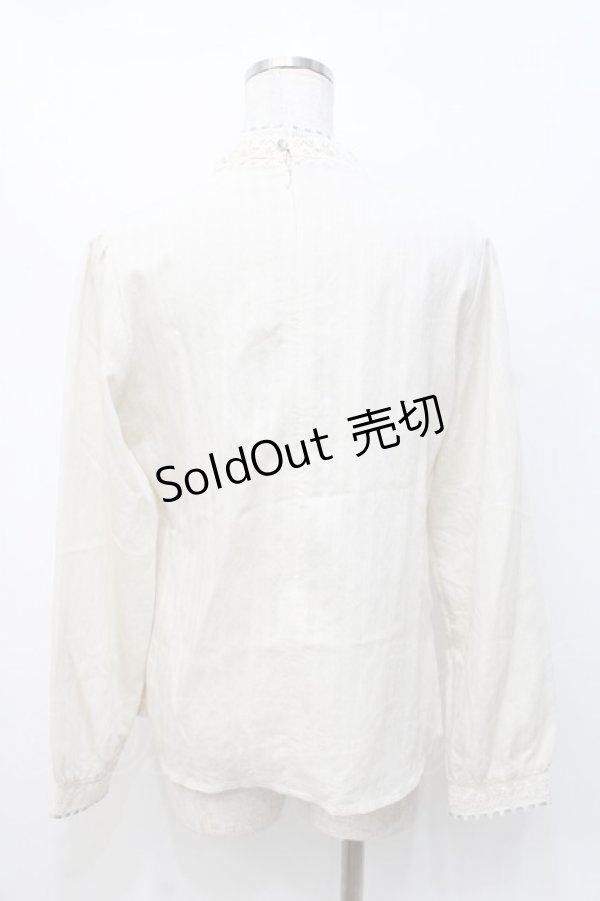 画像3: an another angelus / 配色リボンレーススタンドカラーブラウス  生成り Y-25-07-21-049-CA-BL-SZ-ZY (3)