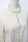 画像4: an another angelus / 配色リボンレーススタンドカラーブラウス  生成り Y-25-07-21-049-CA-BL-SZ-ZY (4)