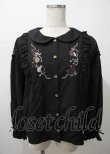 画像1: axes femme / 猫刺繍ヨークフリルブラウス  黒 Y-25-07-23-052-AX-BL-SZ-ZI (1)