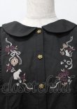 画像3: axes femme / 猫刺繍ヨークフリルブラウス  黒 Y-25-07-23-052-AX-BL-SZ-ZI (3)