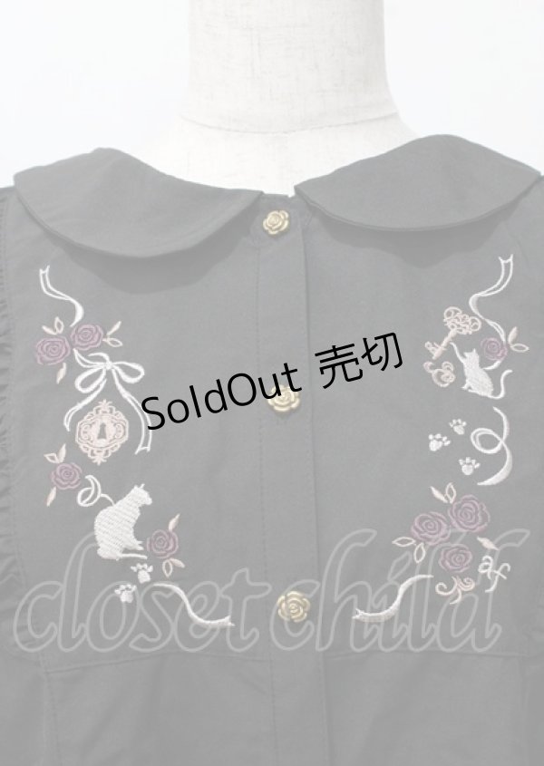 画像3: axes femme / 猫刺繍ヨークフリルブラウス  黒 Y-25-07-23-052-AX-BL-SZ-ZI (3)