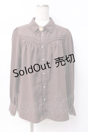 画像: axes femme / カメオ付ピンタックブラウス M 茶 Y-25-07-29-048-AX-BL-SZ-ZY