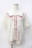 画像1: axes femme POETIQUE / チェリー刺繍リボン襟ブラウス  ベージュ Y-25-07-31-032-AX-TO-SZ-ZY (1)