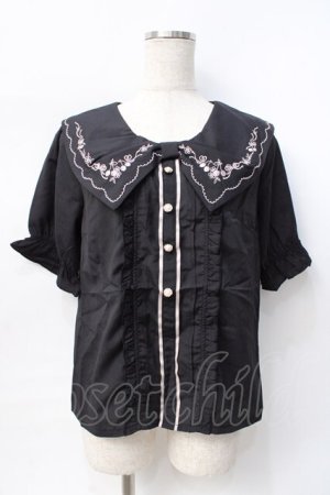 画像: axes femme POETIQUE / チェリー刺繍リボン襟ブラウス  黒 Y-25-07-31-033-AX-TO-SZ-ZY