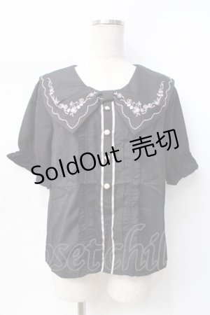 画像: axes femme POETIQUE / チェリー刺繍リボン襟ブラウス  黒 Y-25-07-31-033-AX-TO-SZ-ZY