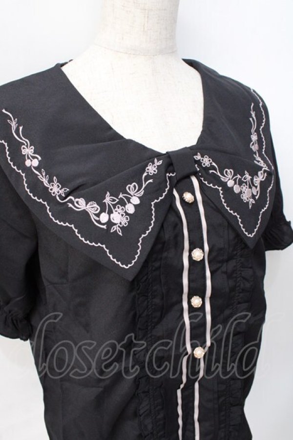 画像4: axes femme POETIQUE / チェリー刺繍リボン襟ブラウス  黒 Y-25-07-31-033-AX-TO-SZ-ZY (4)