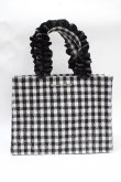 画像1: Maison de FLEUR / EC限定ギンガムフリルハンドルスクエアトートバッグ F ブラック Y-25-07-31-018-LO-BG-SZ-ZY (1)