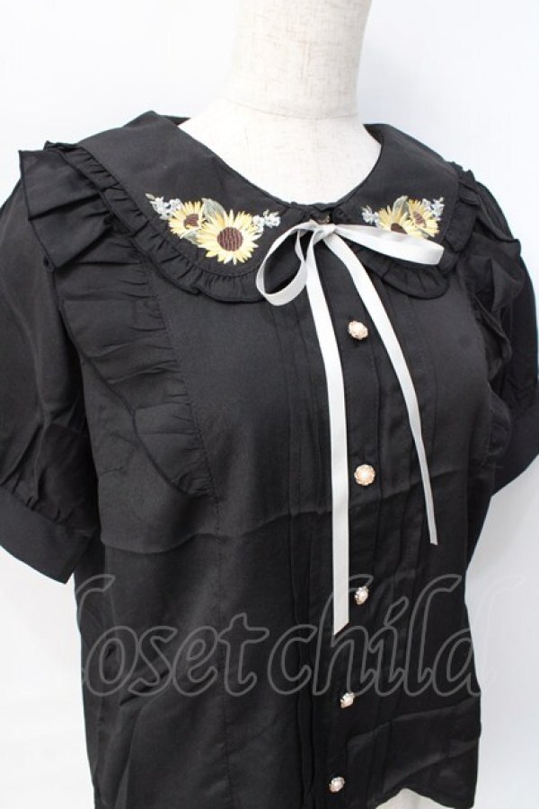 画像4: axes femme POETIQUE / ヒマワリブーケ刺繍ブラウス  黒 Y-25-07-31-026-AX-BL-SZ-ZY (4)