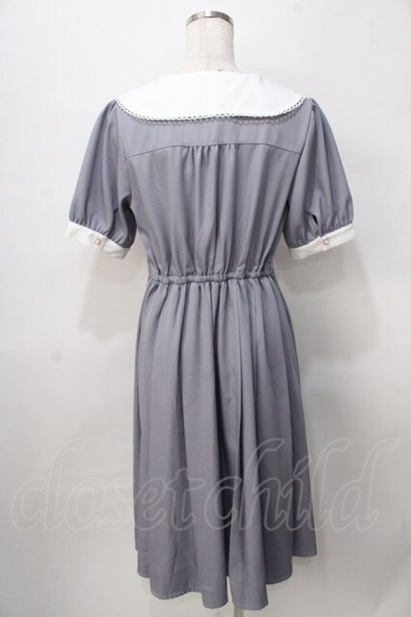 画像2: axes femme POETIQUE / ロゴ刺繍プリーツワンピース M グレー Y-25-08-02-065-AX-OP-SZ-ZY (2)