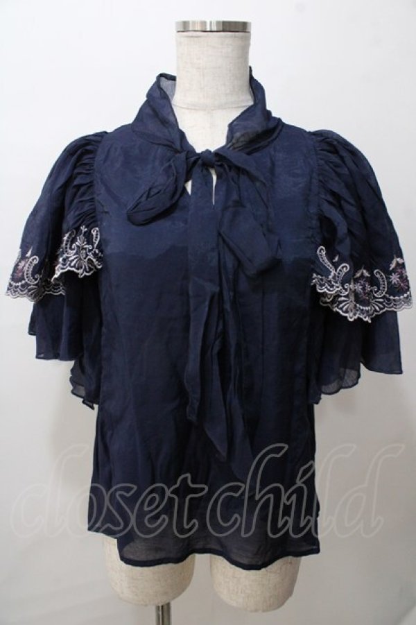 画像1: axes femme / レース風刺繍入フリルブラウス F 紺 Y-25-08-15-067-AX-BL-SZ-ZT211 (1)