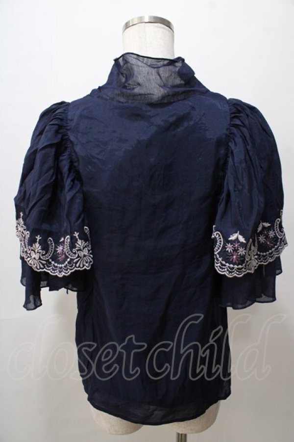 画像2: axes femme / レース風刺繍入フリルブラウス F 紺 Y-25-08-15-067-AX-BL-SZ-ZT211 (2)
