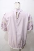 画像2: Maison de FLEUR / レース切替ブラウス  ラベンダー Y-25-08-15-073-LO-BL-SZ-ZT183 (2)