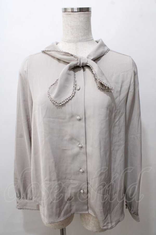 画像1: Fi.n.t / ピコレース使いプチボウタイブラウス F ライトグレー Y-25-08-15-090-CA-BL-SZ-ZY (1)