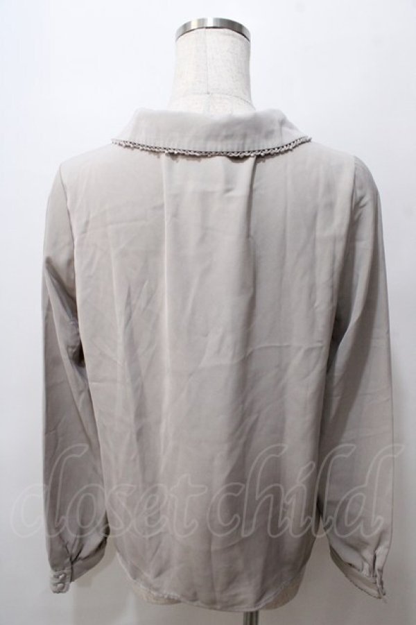 画像2: Fi.n.t / ピコレース使いプチボウタイブラウス F ライトグレー Y-25-08-15-090-CA-BL-SZ-ZY (2)