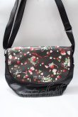 画像1: PINK HOUSE / メリーストロベリー柄ショルダーバッグ  黒 Y-25-08-17-038-LO-BG-SZ-ZT500 (1)