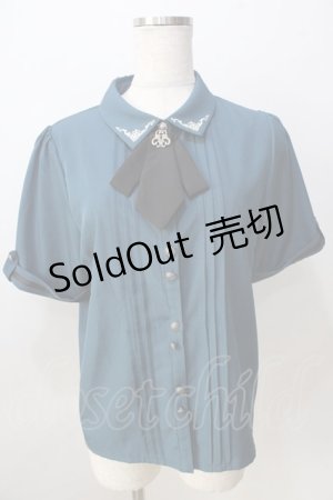 画像: axes femme / メタル×タイ付き連釦ブラウス  グリーン Y-25-08-30-101-AX-BL-SZ-ZY
