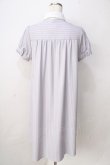 画像2: axes femme POETIQUE / メッセージリボン半袖ワンピース  ラベンダー Y-25-09-01-062-AX-OP-SZ-ZT113 (2)