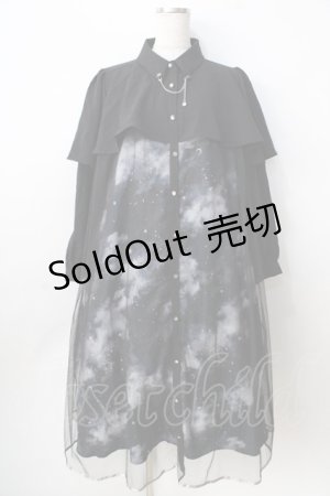 画像: axes femme / テレスコーププリントケープ風ワンピース  黒 Y-25-09-01-072-AX-OP-SZ-ZY