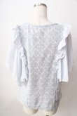 画像2: axes femme / 袖フリルカットワークレーストップス  サックス Y-25-09-05-044-AX-TO-SZ-ZY (2)