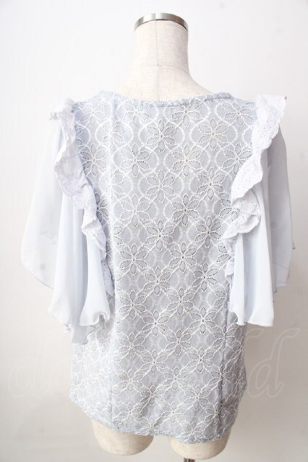 画像2: axes femme / 袖フリルカットワークレーストップス  サックス Y-25-09-05-044-AX-TO-SZ-ZY (2)