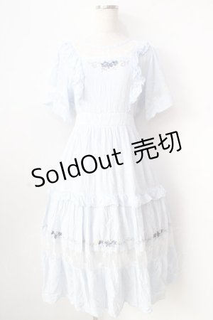 画像: axes femme POETIQUE / フラワー刺繍ピナフォアワンピース  サックス Y-25-09-05-073-AX-OP-SZ-ZY