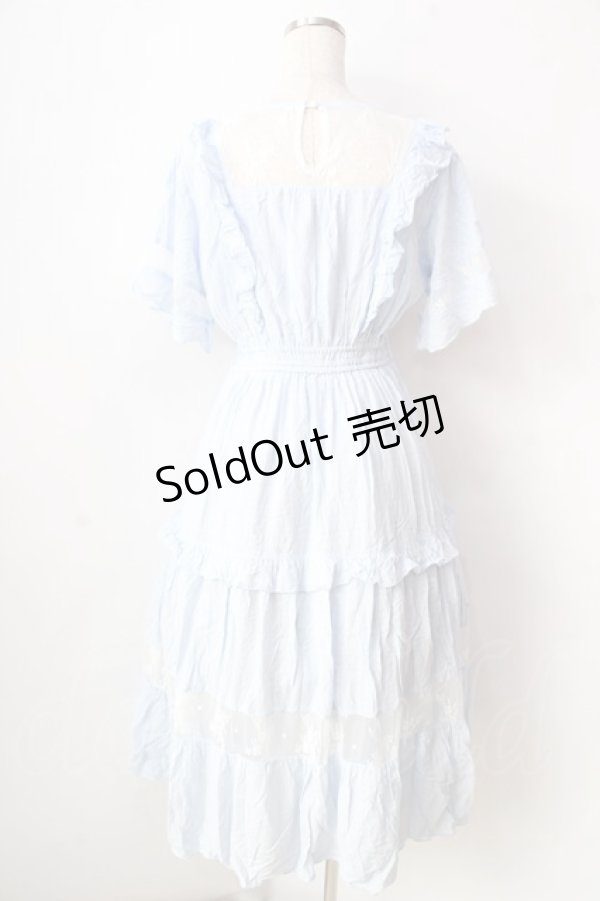 画像2: axes femme POETIQUE / フラワー刺繍ピナフォアワンピース  サックス Y-25-09-05-073-AX-OP-SZ-ZY (2)