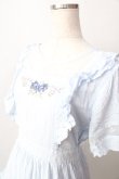 画像3: axes femme POETIQUE / フラワー刺繍ピナフォアワンピース  サックス Y-25-09-05-073-AX-OP-SZ-ZY (3)