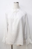 画像1: axes femme / パールデザインサテンブラウス F 白 Y-25-09-14-047-AX-BL-SZ-ZI (1)