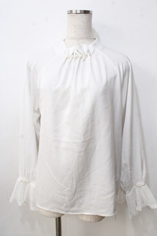 画像1: axes femme / パールデザインサテンブラウス F 白 Y-25-09-14-047-AX-BL-SZ-ZI (1)