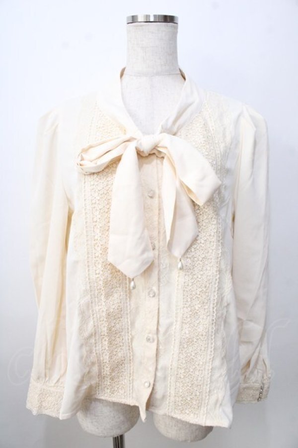 画像1: axes femme / 繊細レース重ねボウタイブラウス F 生成り Y-25-09-14-048-AX-BL-SZ-ZI (1)