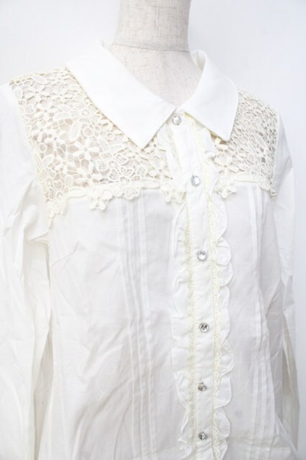 画像4: axes femme / 肩レース使いシャツ  生成り Y-25-09-16-031-AX-BL-SZ-ZI (4)