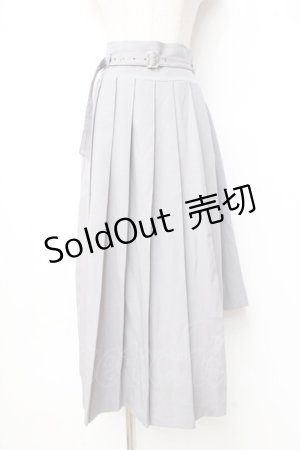 画像: axes femme / ベルト付きスリットプリーツスカート  グレー Y-25-09-16-076-AX-SK-SZ-ZY