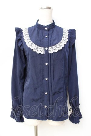 画像: axes femme kawaii / リボンブローチ付肩フリルブラウス  紺 Y-25-09-16-019-AX-BL-SZ-ZY