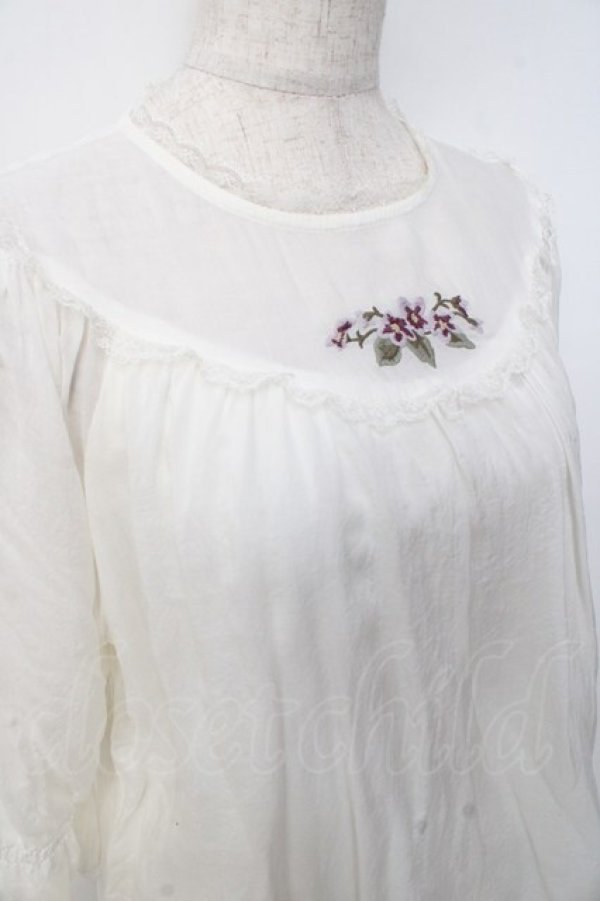 画像3: Fi.n.t / パンジー刺繍トップス  生成り Y-25-09-25-040-CA-TO-SZ-ZT285 (3)