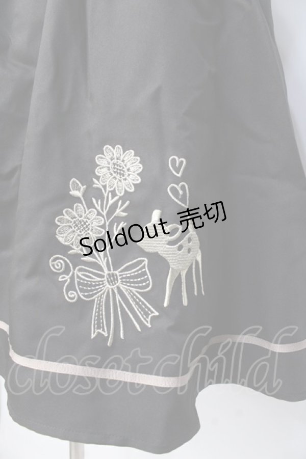 画像5: axes femme / バンビ刺繍ジャンパースカート  黒 Y-25-09-25-101-AX-OP-SZ-ZY (5)