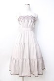 画像1: axes femme POETIQUE / スカラップ刺繍キャミワンピース  グレージュ Y-25-09-25-102-AX-OP-SZ-ZY (1)