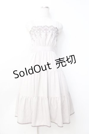 画像: axes femme POETIQUE / スカラップ刺繍キャミワンピース  グレージュ Y-25-09-25-102-AX-OP-SZ-ZY